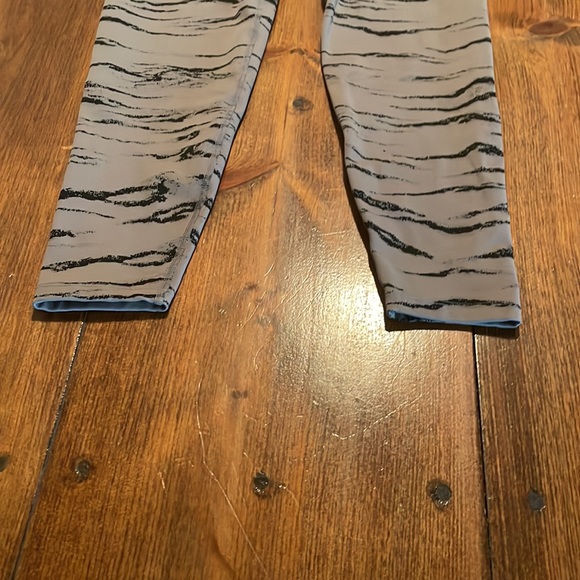 Beyond Yoga Leggings Womens M Gray Tiger Print High Waist Midi Gym Athletic Cute - Picture 5 of 8